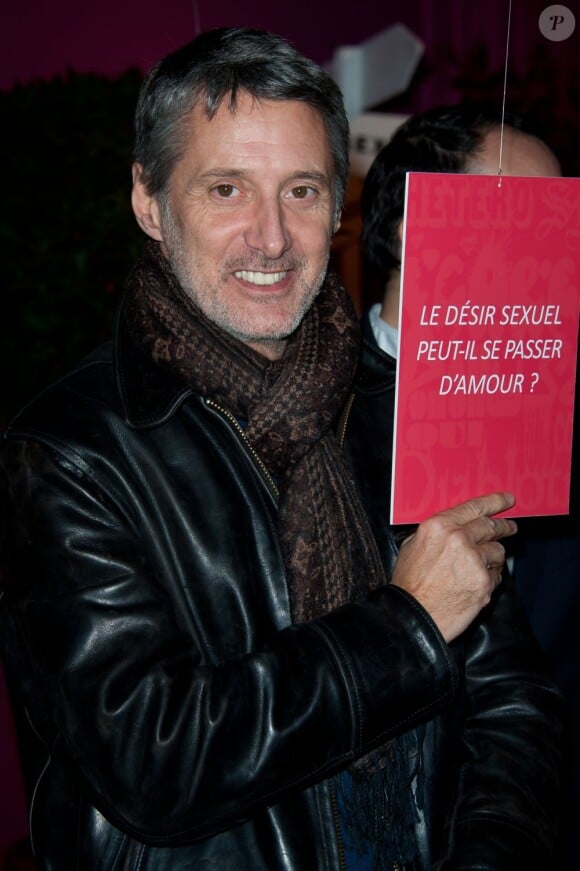 Antoine de Caunes à la présentation de l'exposition Sex and the City, place de la Bastille à Paris le 21 novembre 2011