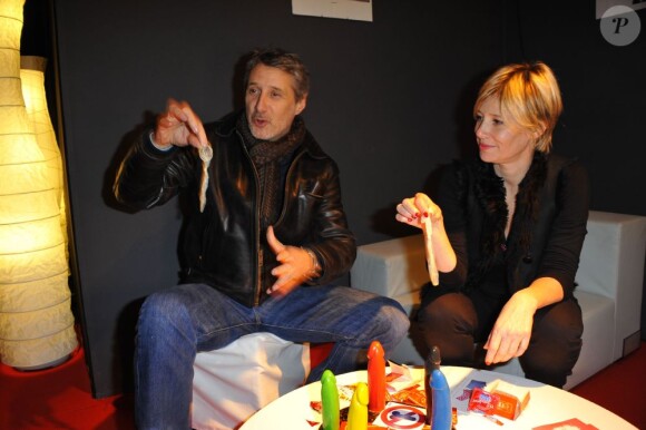 Antoine de Caunes et Maïtena Biraben à la présentation de l'exposition Sex in the City à Paris le 21 novembre 2011