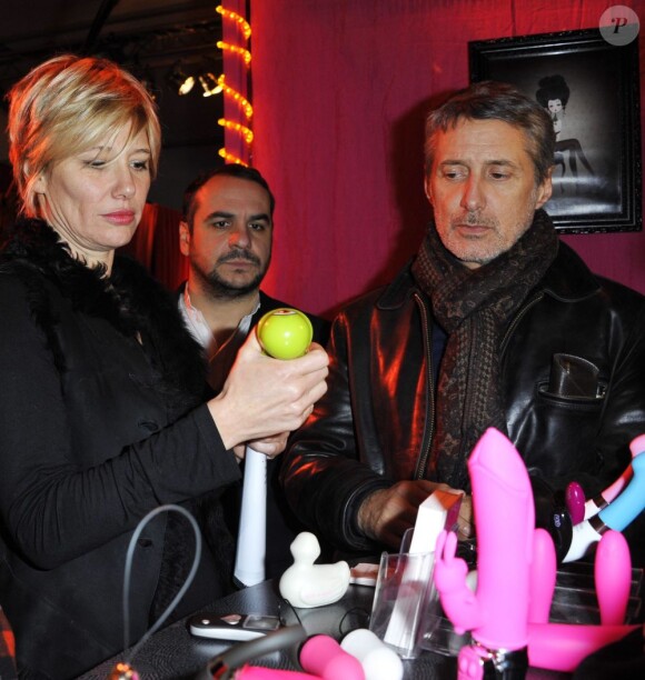 Maïtena Biraben, François-Xavier Demaison et Antoine de Caunes à la présentation de l'exposition Sex in the City à Paris le 21 novembre 2011