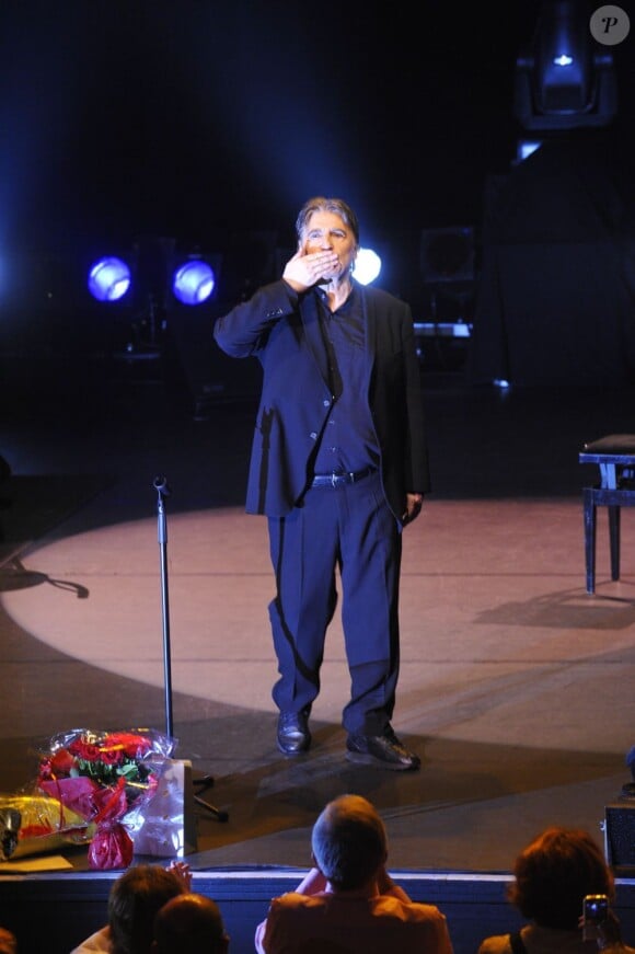 Serge Lama sur la scène de L'Olympia, à Paris, le 9 octobre 2011.