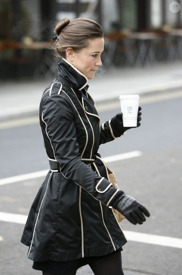 Attrapant un café sur le chemin, Pippa Middleton arrive sur son lieu de travail à Londres, le 23 novembre 2011.