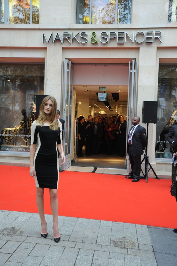 Rosie Huntington-Whiteley superbe lors de l'ouverture officielle de Marks & Spencer à Paris le 24 novembre 2011 dans la matinée.
