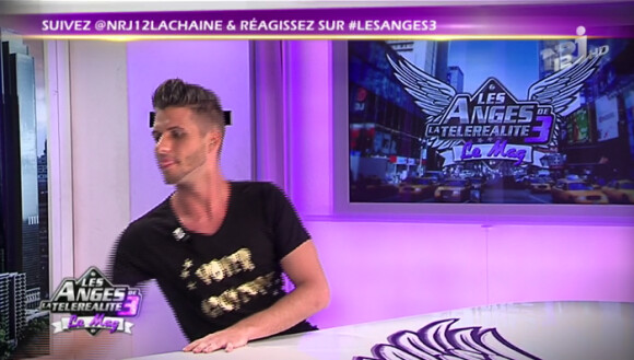 Benoît porte un t-shirt "Voter Giuseppe" sur le plateau des Anges de la télé - Le Mag le jeudi 24 novembre 2011 sur NRJ 12