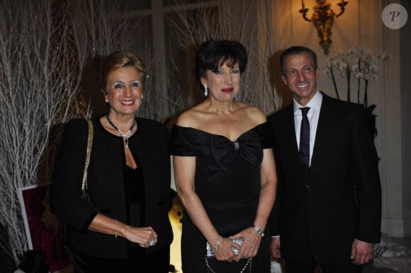 Roselyne Bachelot, aux côtés Valérie Wertheimer et Antoine Antaki, assiste au dîner de gala de l'association Action Innoncence, le 24 novembre 2011, au Ritz Paris.