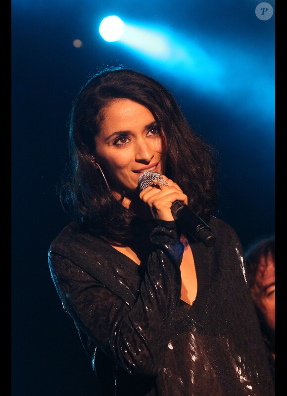Rachida Brakni chante sur la scène du Festival Musik'Elles à Meaux le 25 septembre 2011