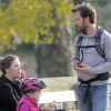 Maggie Gyllenhaal, son mari Peter Sarsgaard et leur fille Ramona s'accordent une pause sandwich dans Central Park. New York, le 25 novembre 2011.