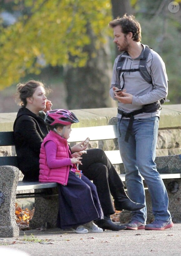 Maggie Gyllenhaal, son mari Peter Sarsgaard et leur fille Ramona s'accordent une pause sandwich dans Central Park. New York, le 25 novembre 2011.