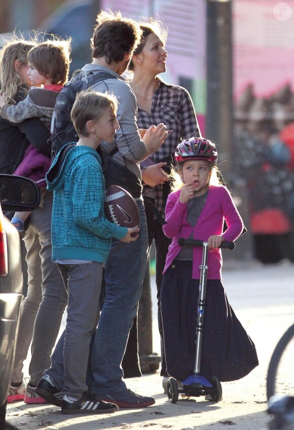 Maggie Gyllenhaal se balade dans Central Park avec son mari et sa fille, au lendemain d'un copieux dîner de Thanksgiving. New York, le 25 novembre 2011.