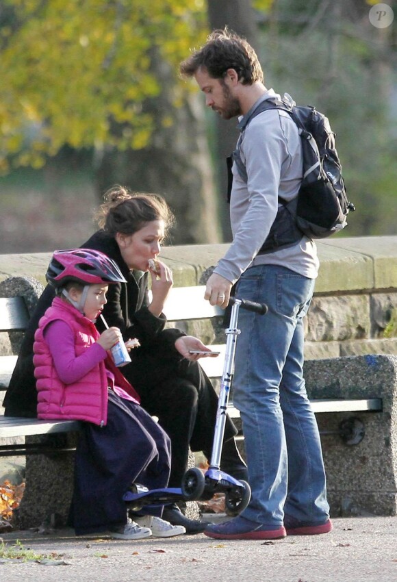 L'actrice Maggie Gyllenhaal, accompagnée de son mari et de sa fille pour une promenade dans Central Park. New York, le 25 novembre 2011.