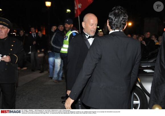 Bruce Willis très élégant lors de son arrivée au Bal des débutantes à l'hôtel de Crillon à Paris. Le 26 novembre 2011