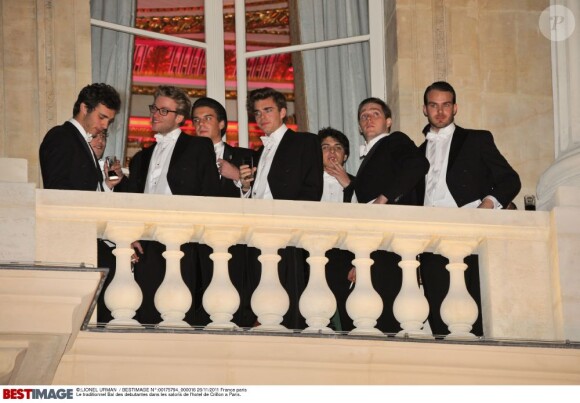Les cavaliers des débutantes ont pris une pause bien méritée lors du Bal organisé le 26 novembre 2011 à l'hôtel de Crillon à Paris.