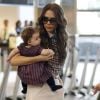 Avec ses collants Chloé, Harper est déjà une petite fille stylée. Victoria Beckham et son adorable fillette se rendent à l'aéroport de Los Angeles le 26 novembre 2011