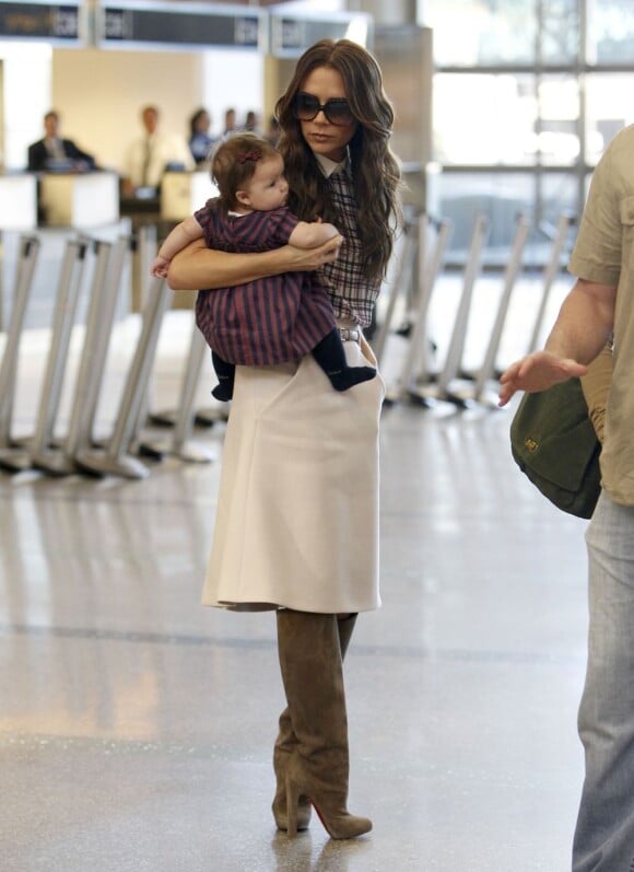 Avec ses collants Chloé, Harper est déjà une petite fille stylée. Victoria Beckham et son adorable fillette se rendent à l'aéroport de Los Angeles le 26 novembre 2011