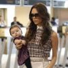 Victoria Beckham ultra-stylée et son adorable fille Harper se rendent à l'aéroport de Los Angeles le 26 novembre 2011