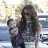 Victoria Beckham et son adorable fille Harper se rendent à l'aéroport de Los Angeles le 26 novembre 2011
