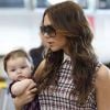 Harper vole déjà la vedette à sa maman ! Ici, Victoria Beckham et son adorable fille se rendent à l'aéroport de Los Angeles le 26 novembre 2011
