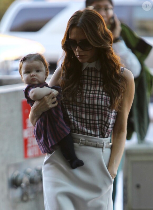 Victoria Beckham et son adorable fille Harper se rendent à l'aéroport de Los Angeles le 26 novembre 2011