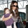 Victoria Beckham et son adorable fille Harper à la pointe de la mode, se rendent à l'aéroport de Los Angeles le 26 novembre 2011