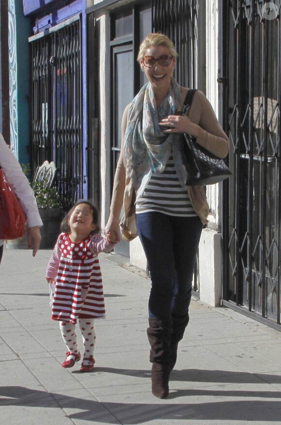 Katherine Heigl et sa petite Naleigh le 27 novembre 2011, à Los Angeles. Elles sont mortes de rire !