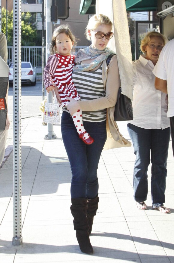 Katherine Heigl et sa petite Naleigh se baladent le 27 novembre 2011, à Los Angeles.