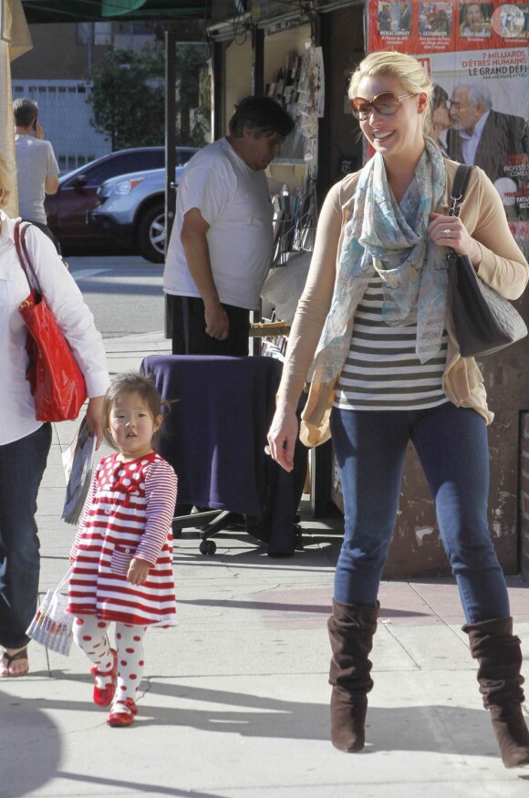 Katherine Heigl et sa petite Naleigh, en plein fou rire, le 27 novembre 2011, à Los Angeles.