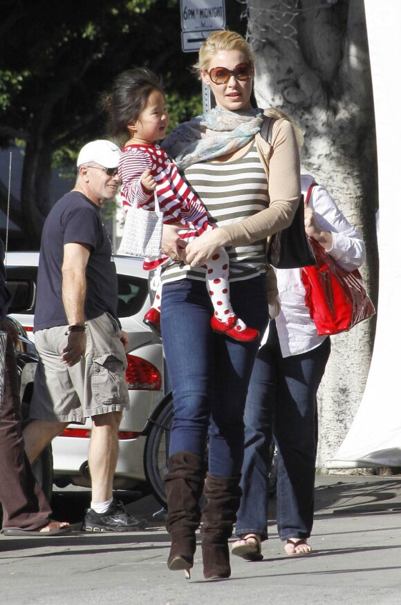 Katherine Heigl et sa petite Naleigh se baladent le 27 novembre 2011, à Los Angeles.