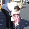 Katherine Heigl et sa petite Naleigh, enjouées, le 27 novembre 2011, à Los Angeles.