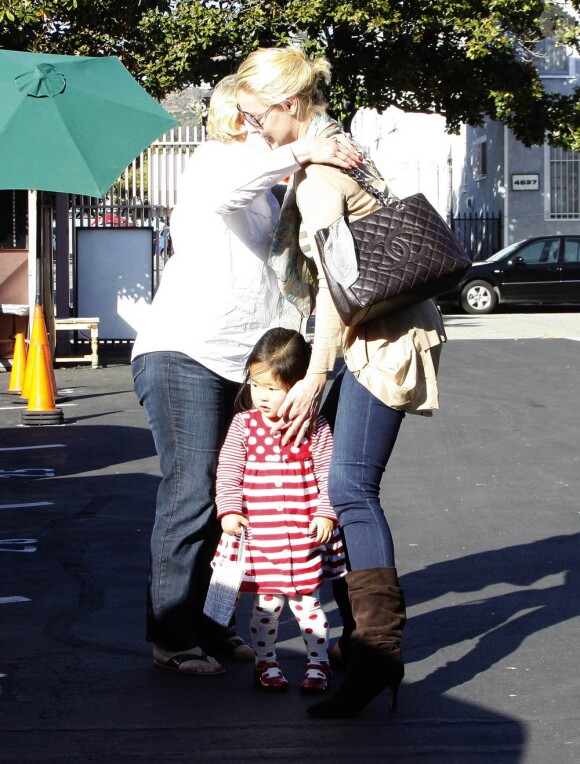 Katherine Heigl, sa maman Nancy, et la petite Naleigh le 27 novembre 2011, à Los Angeles.
