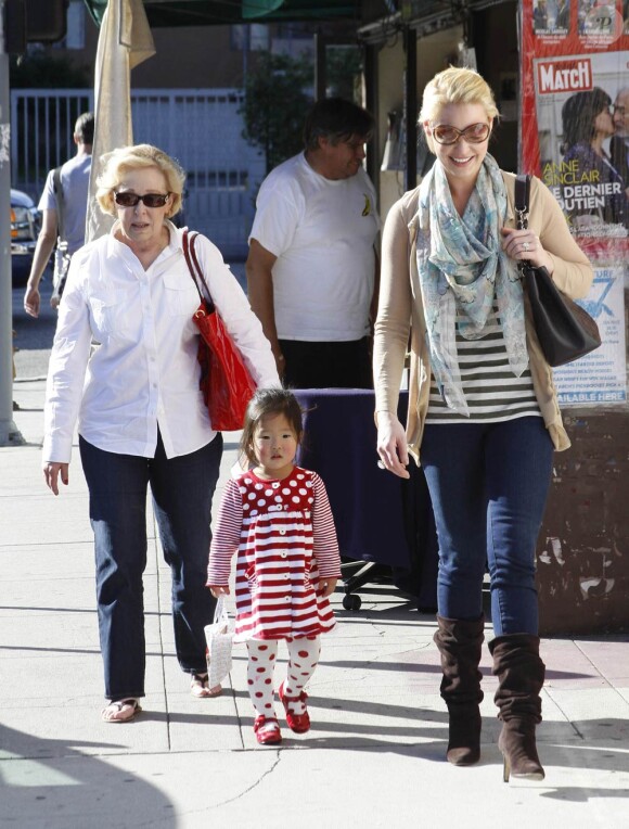 Katherine Heigl, sa maman Nancy, et la petite Naleigh le 27 novembre 2011, à Los Angeles.
