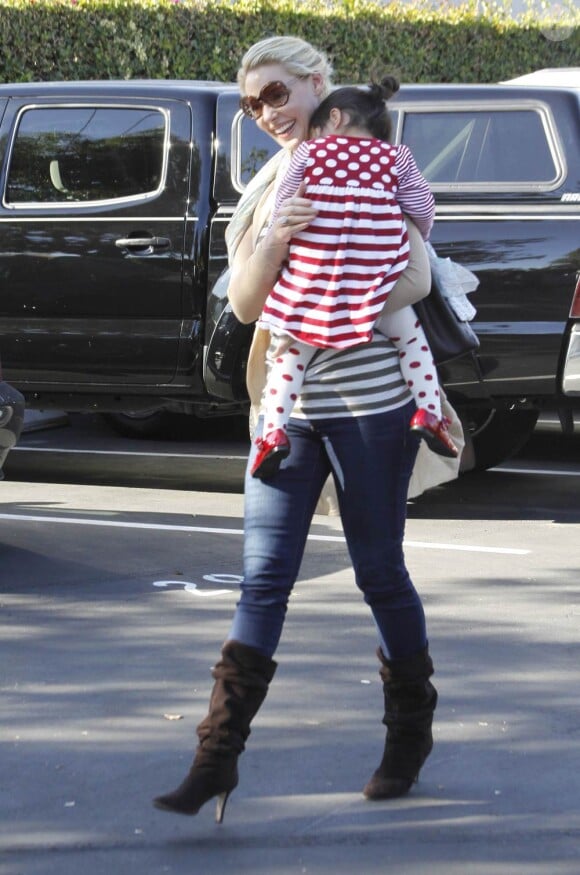 Katherine Heigl et sa petite Naleigh le 27 novembre 2011, à Los Angeles. Nancy, la maman de la comédienne, est à leurs côtés !