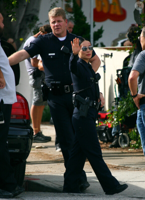 Lucy Liu et Michael Cudlitz semblent ravis d'être photographiés sur le tournage de Southland, à Los Angeles le 28 novembre 2011.