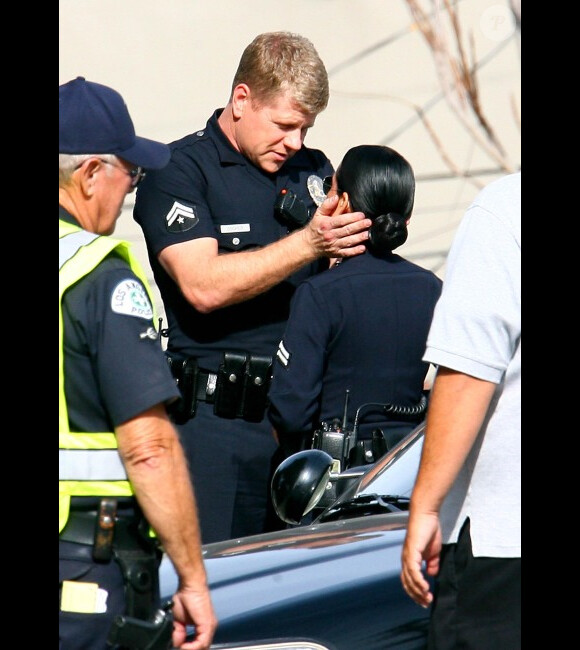 Lucy Liu et Michael Cudlitz sur le tournage de Southland, à Los Angeles le 28 novembre 2011.
