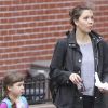 Maggie Gyllenhaal et sa fille Ramona à New York le 29 novembre 2011