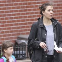 Maggie Gyllenhaal : Enceinte, elle reste une maman poule qui grignote