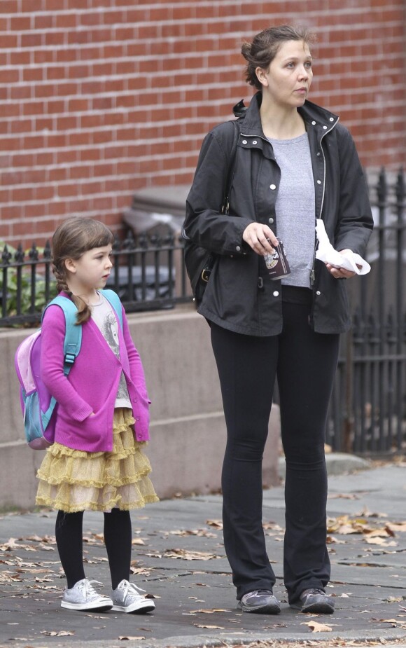 Maggie Gyllenhaal et sa fille Ramona à New York le 29 novembre 2011