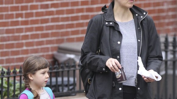 Maggie Gyllenhaal : Enceinte, elle reste une maman poule qui grignote