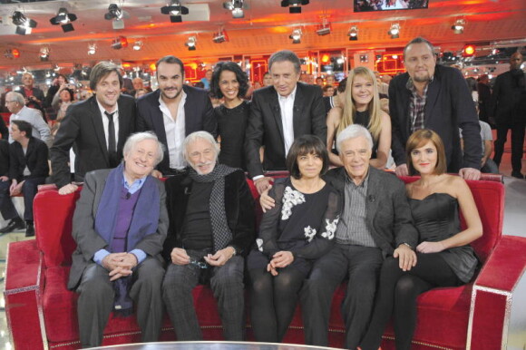 Guy Bedos, accompagné de ses filles Victoria et Leslie, Michel Drucker, François-Xavier Demaison, Pierre Richard, Claude Rich, Thomas Dutronc, Agnès Bihl, Oldelaf, Sophia Aram et Claude Dilain dans l'émission Vivement Dimanche diffusée le 4 décembre 2011 - au Studio Gabriel le 1er décembre 211