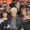 Guy Bedos avec ses filles Victoria et Leslie dans l'émission Vivement Dimanche diffusée le 4 décembre 2011 - au Studio Gabriel le 1er décembre 211
