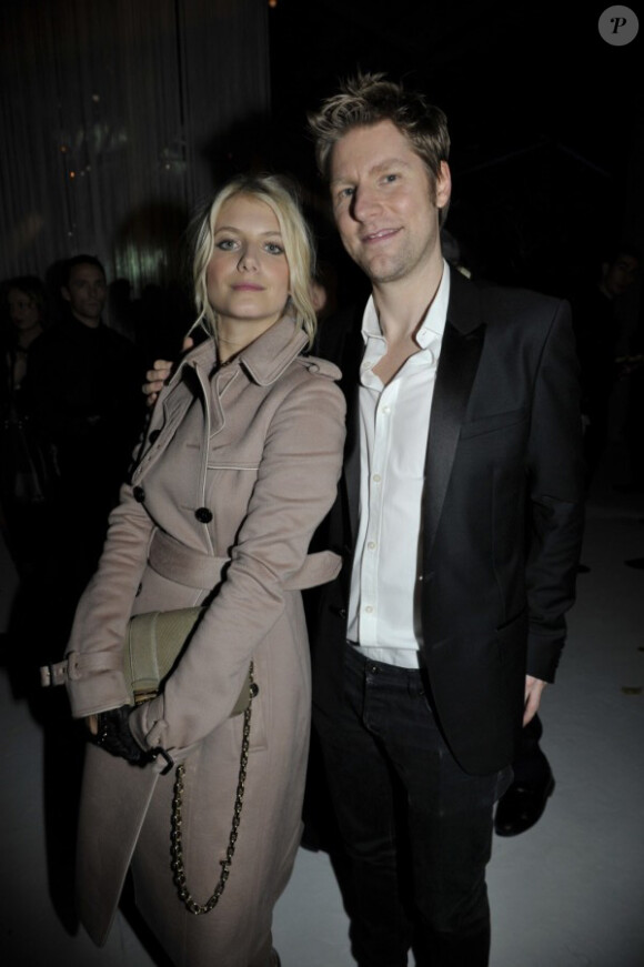 Mélanie Laurent et Christopher Bailey, complices lors de la soirée Burberry le 1er décembre à l'Ambassade de Grande-Bretagne à Paris.