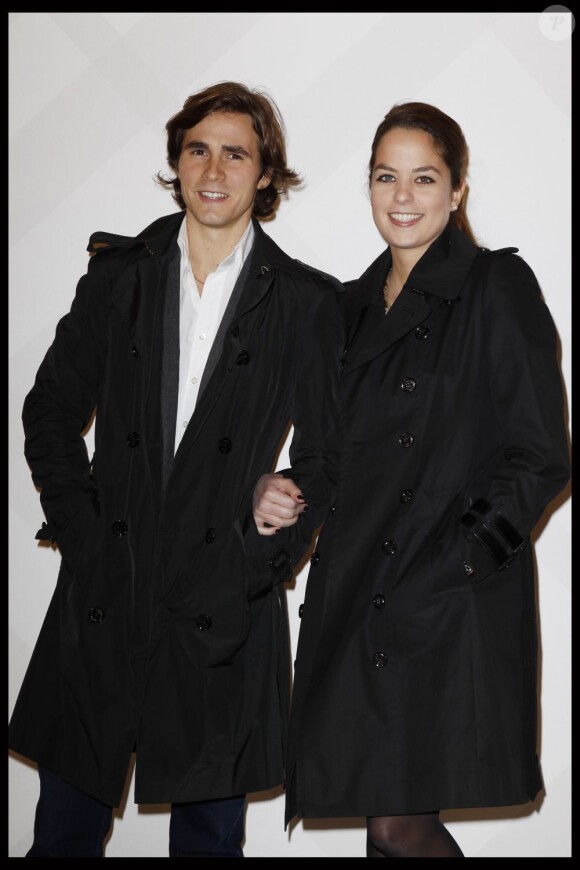 Anouchka Delon inséparable de son amoureux Julien Dereins lors de la soirée Burberry à l'ambassade de Grande-Bretagne le 1er décembre 2011
