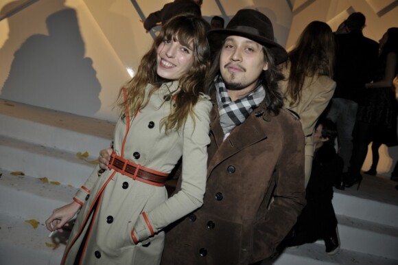 Lou Doillon et Lulu Gainsbourg complices lors de la soirée Burberry le 1er décembre 2011 à Paris
