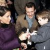 Le petit prince Henrik avale une guimauve sous les yeux de ses parents, La princesse Marie et le prince Joachim le 1er décembre 2011 au château de Schackenborg au Danemark pour allumer les illuminations de Noël