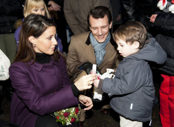 Le petit prince Henrik avale une guimauve sous les yeux de ses parents, La princesse Marie et le prince Joachim le 1er décembre 2011 au château de Schackenborg au Danemark pour allumer les illuminations de Noël