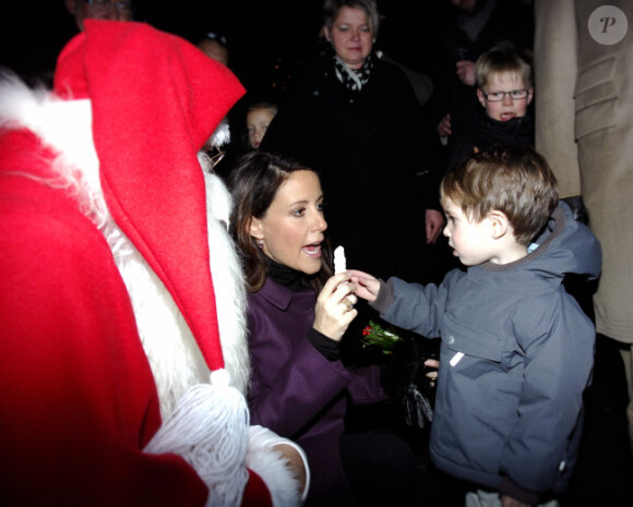 La princesse Marie et le petit prince Henrik le 1er décembre 2011 au château de Schackenborg au Danemark pour allumer les illuminations de Noël