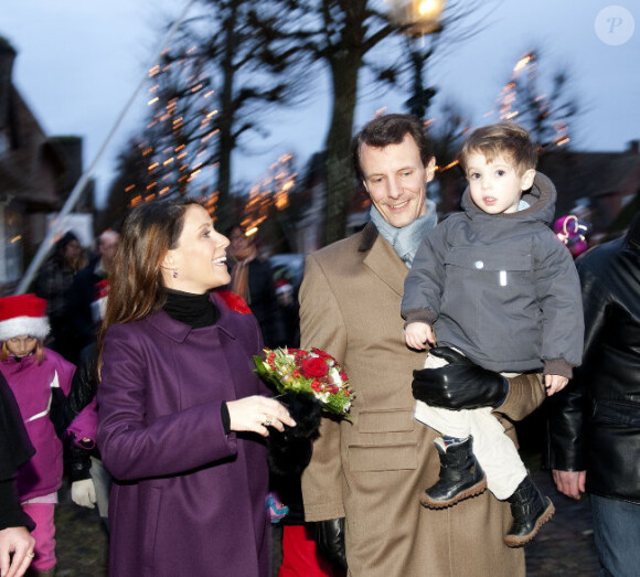La princesse Marie, le prince Joachim et le petit prince Henrik le 1er décembre 2011 au château de Schackenborg au Danemark pour allumer les illuminations de Noël