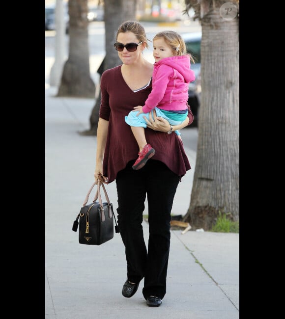 Jennifer Garner, enceinte, et sa fille Seraphina se baladent dans les rues de Los Angeles, le 2 décembre 2011