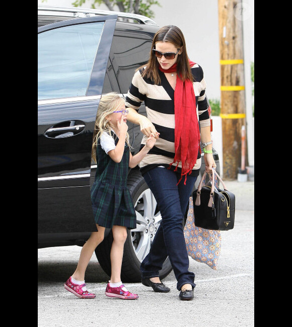 Jennifer Garner, enceinte, accompagne sa fille Violet à l'école, 2 décembre 2011 à Los Angeles