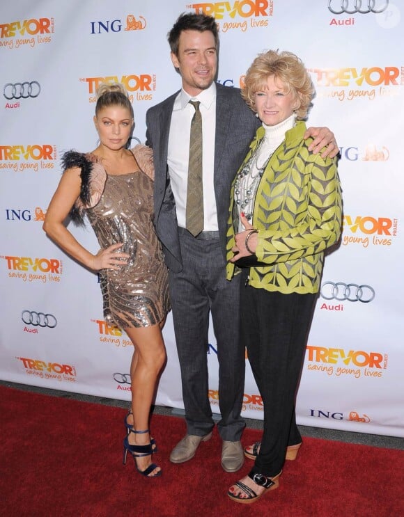 Fergie, Josh Duhamel et sa maman lors de la soirée Trevor Live, à Los Angeles, le 4 décembre 2011.