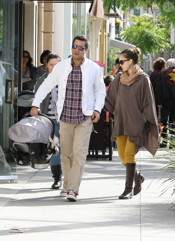Jessica Alba et son mari font quelques courses en famille à Beverly Hills le 4 décembre 2011