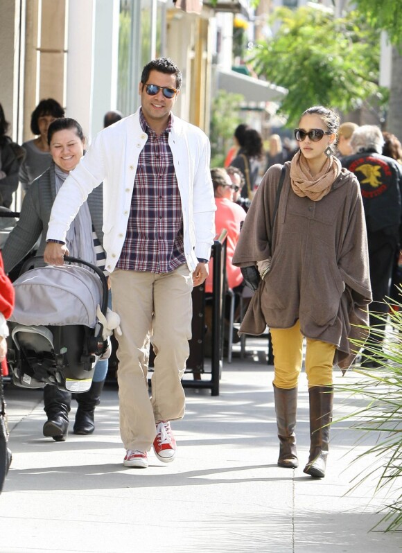 Jessica Alba fait quelques courses en famille à Beverly Hills le 4 décembre 2011